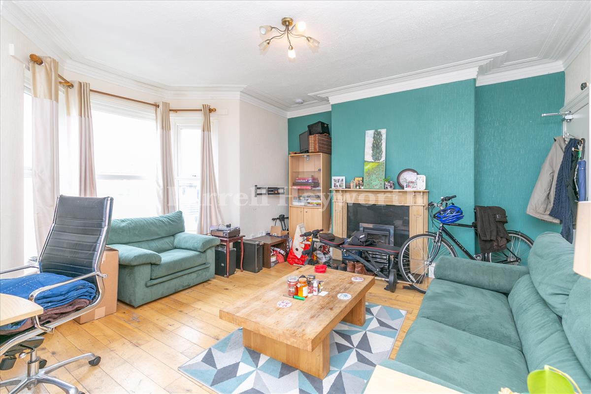 First floor flat reception