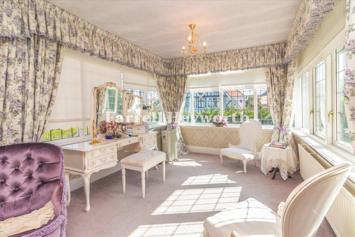 Bedroom 1 image 2