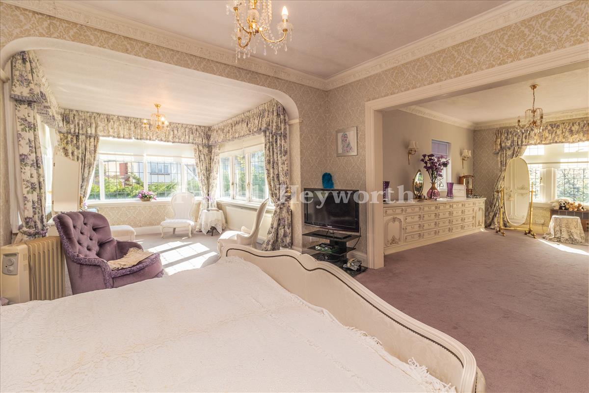 Bedroom 1 image 3