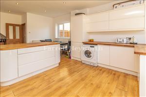 Kitchen Diner image 3