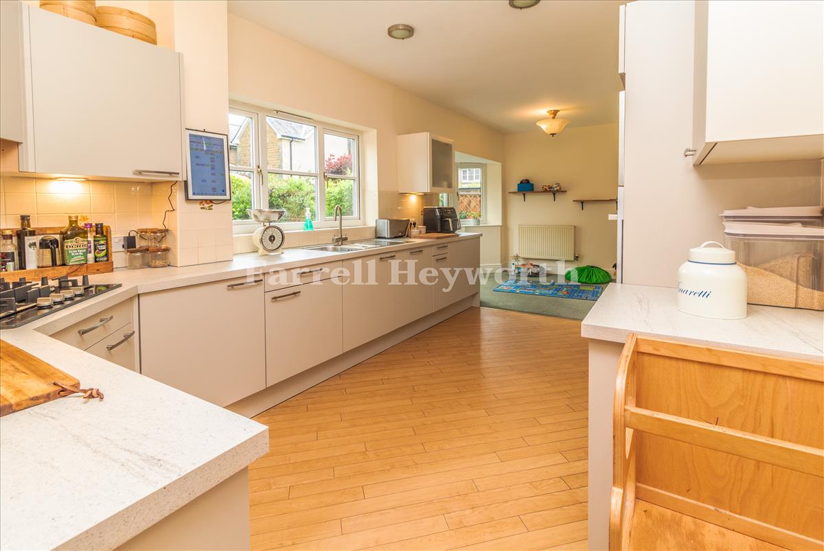 Kitchen Diner image 3