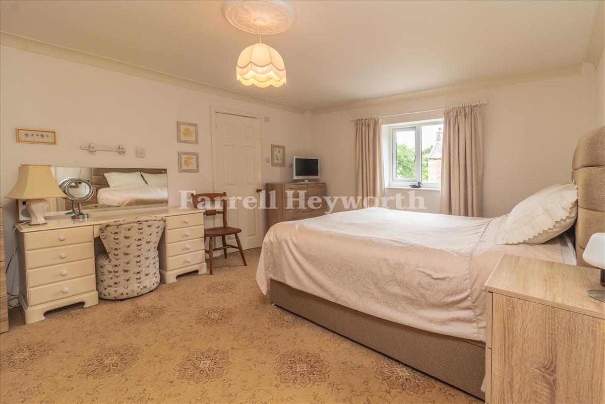 Bedroom 1 image 3