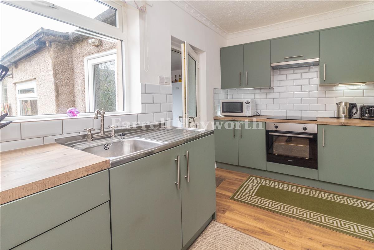 Kitchen Diner image 3