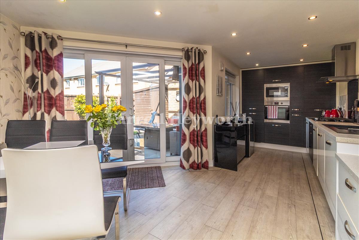 Kitchen Diner image 3