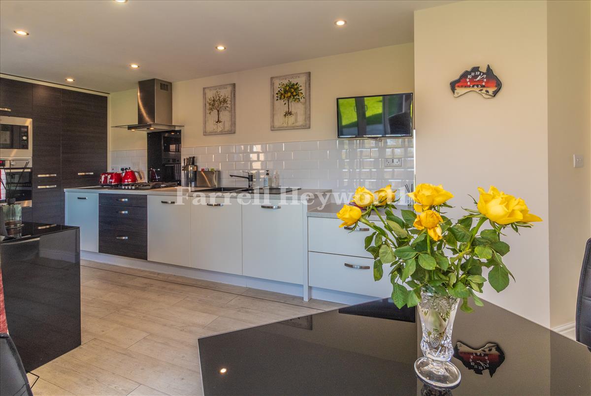 Kitchen Diner image 4