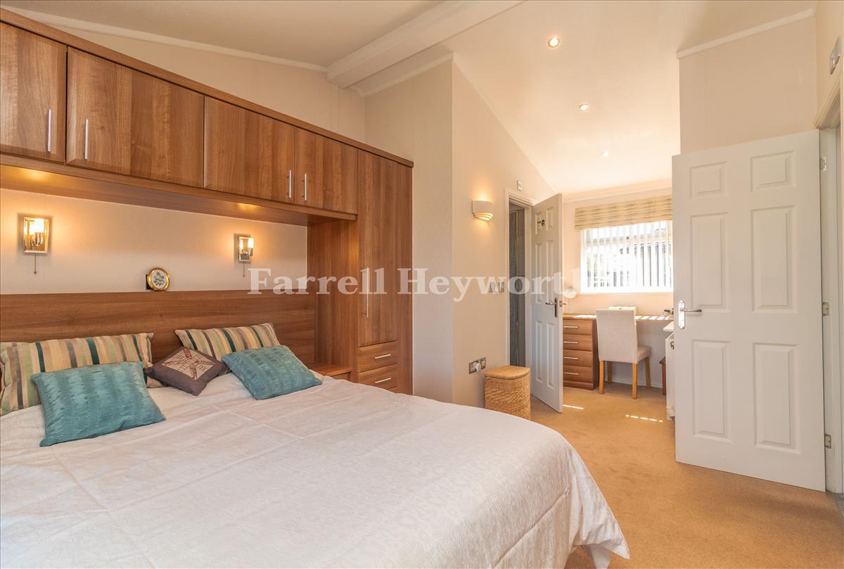 Bedroom 1 image 3