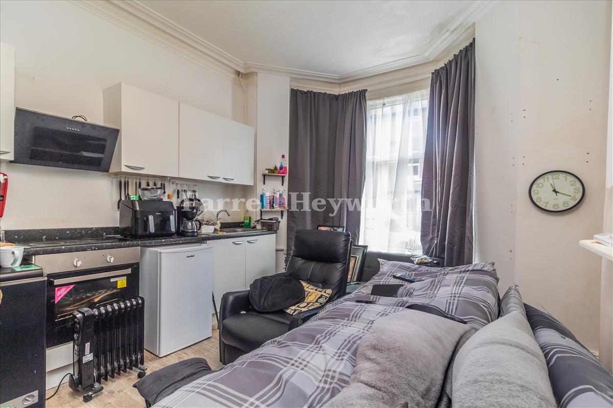 Living Area image 2 Flat 1