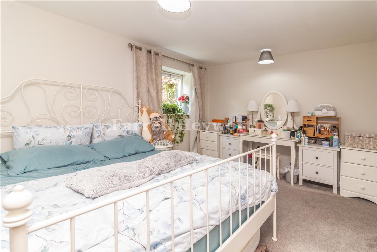 Bedroom 1 image 2