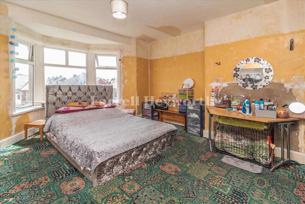 Bedroom 1 image 2