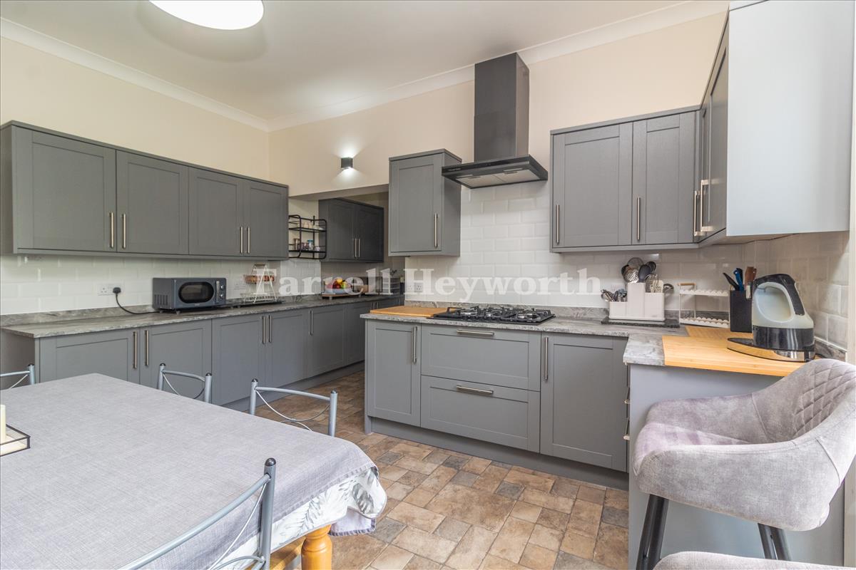 Kitchen Diner image 4
