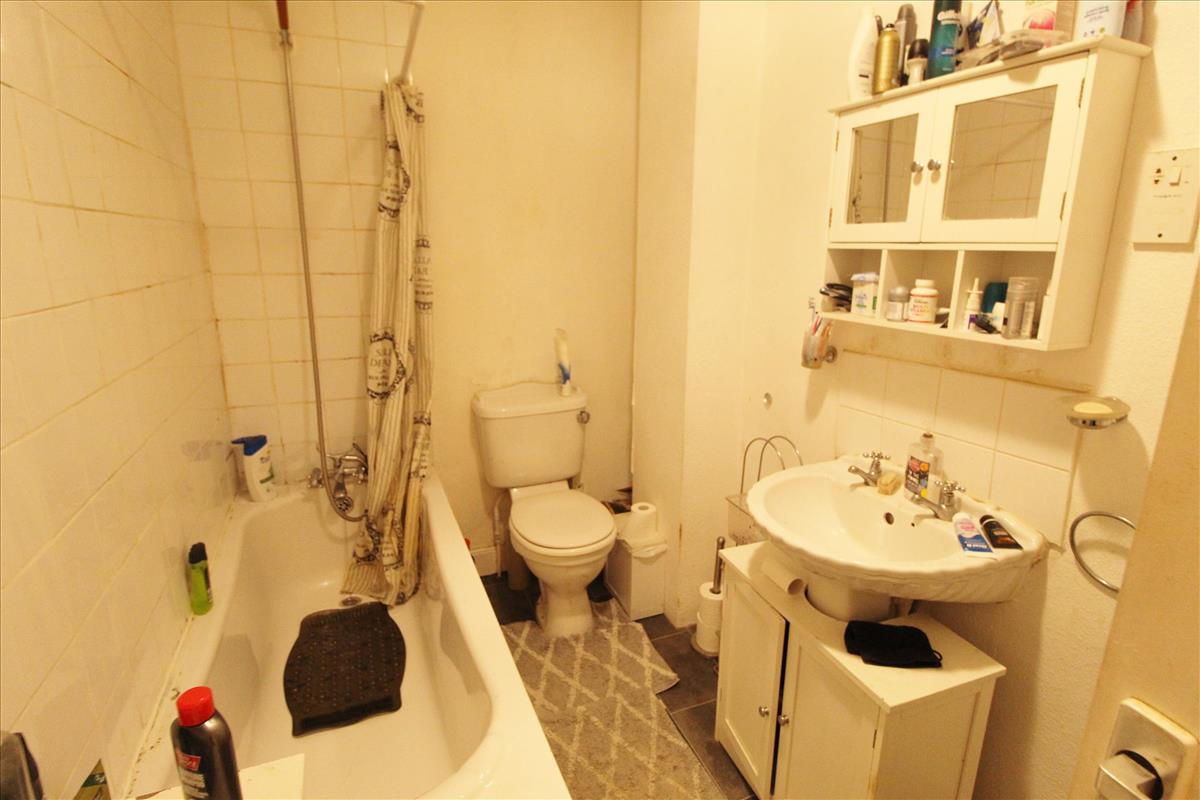 Top Floor Flat Bathroom
