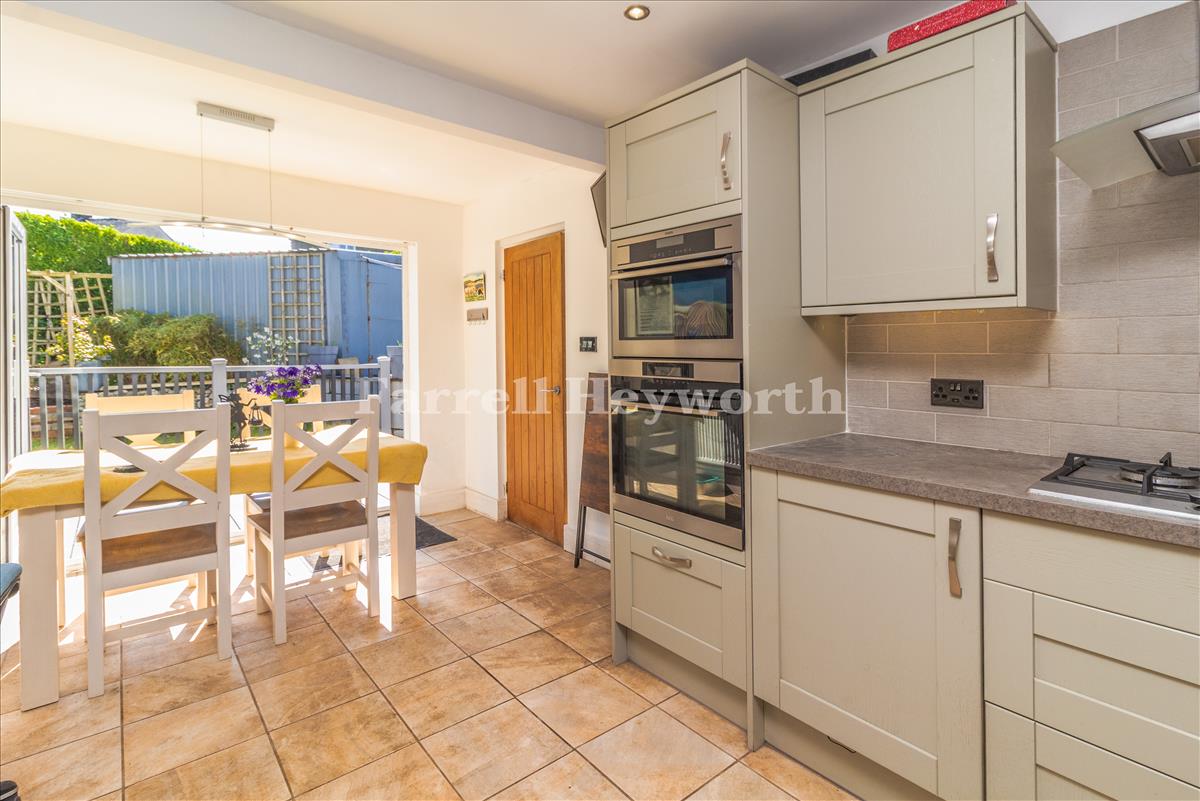 Kitchen Diner image 3