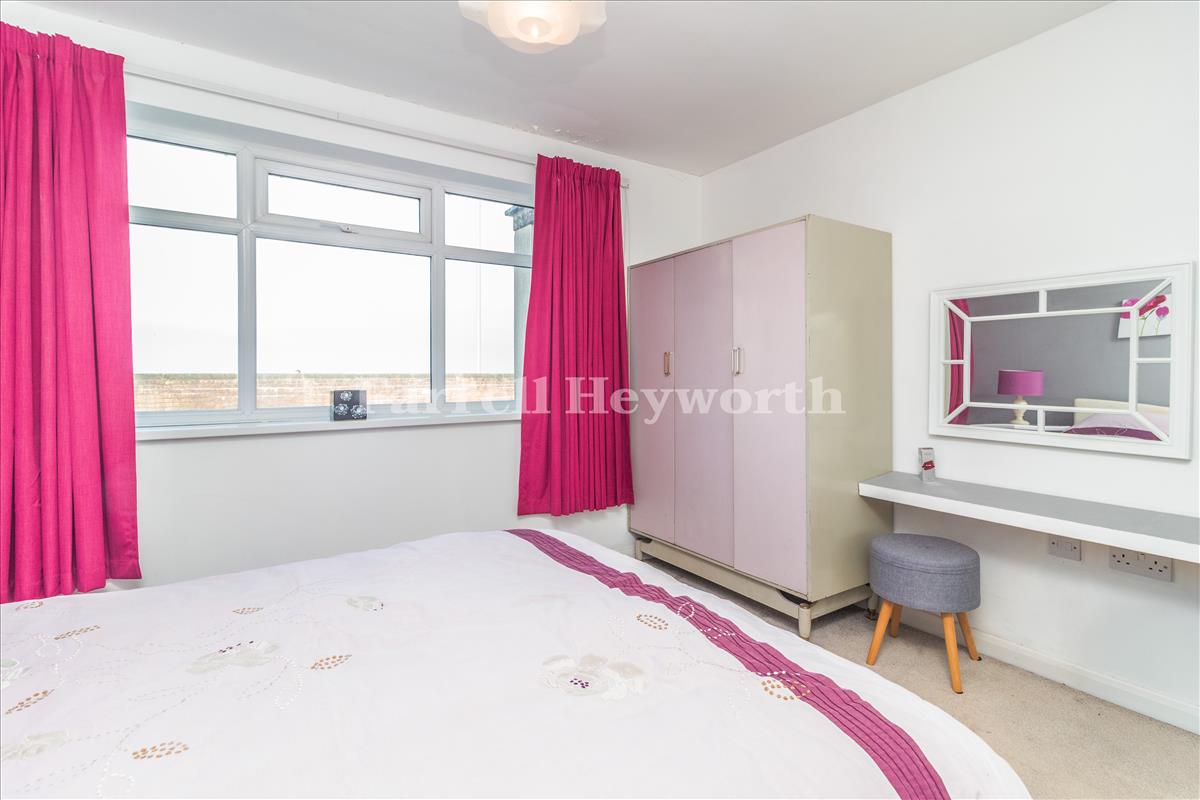 Bedroom 1 image 2