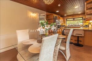 Kitchen Diner image 3