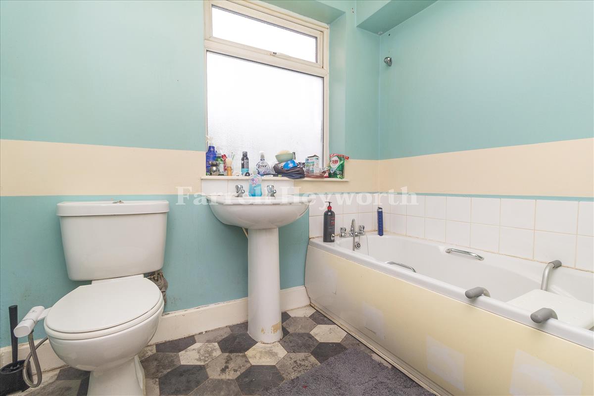 Flat 1 Bathroom