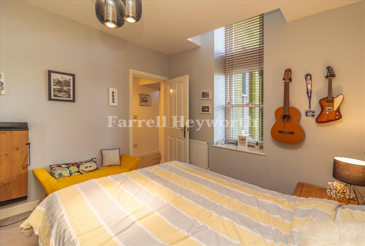Bedroom 1 image 3