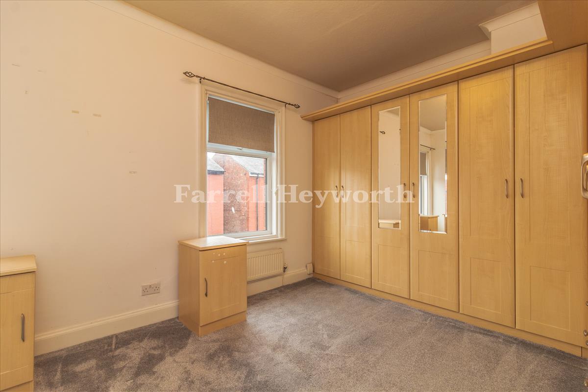 Bedroom 1 image 3