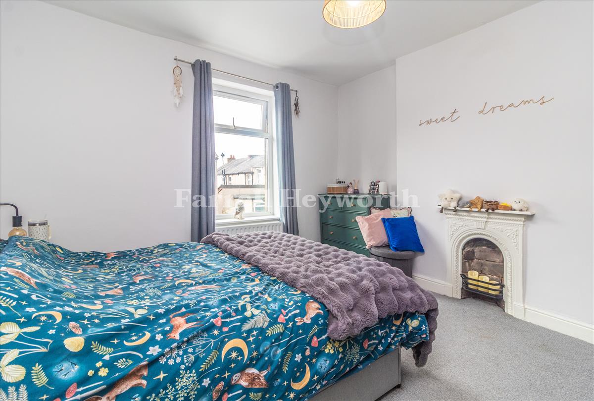 Bedroom 1 image 3