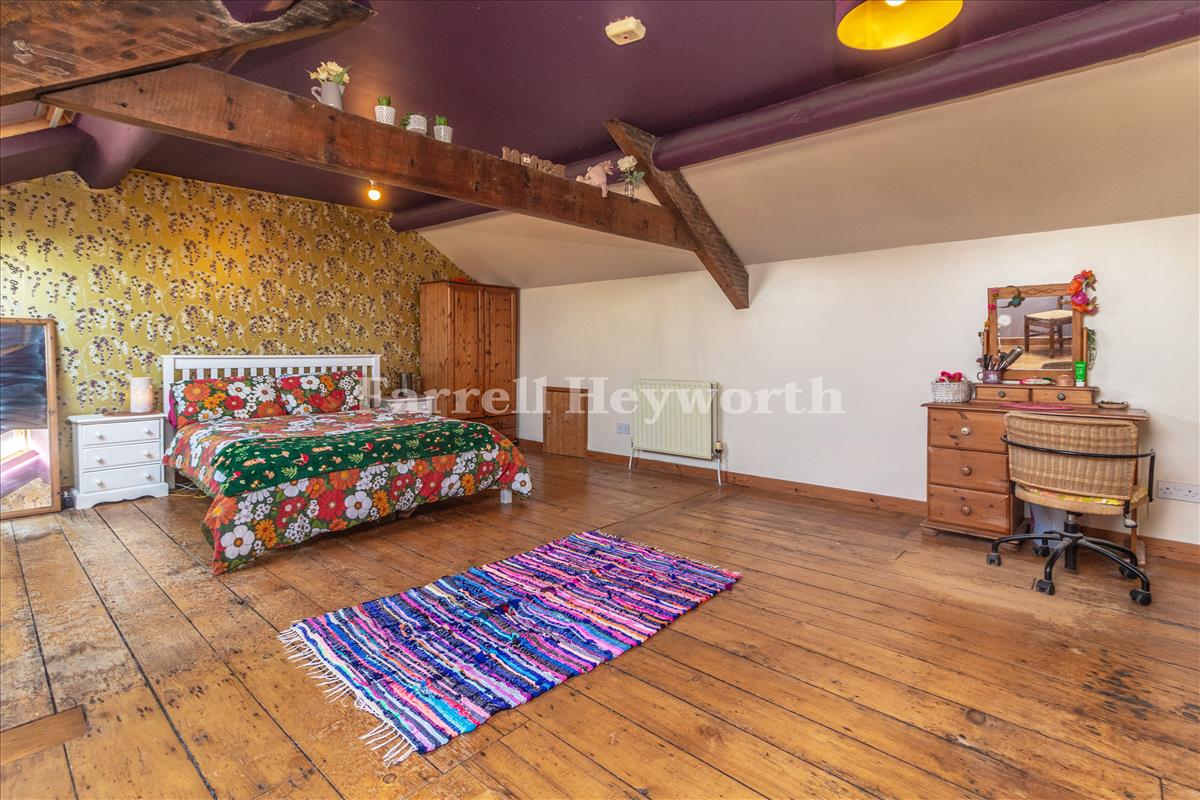 Bedroom 1 image 3