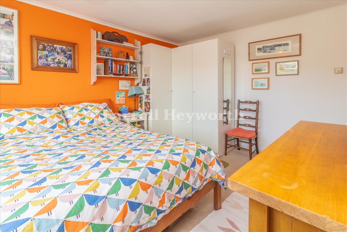 Bedroom 1 image 2