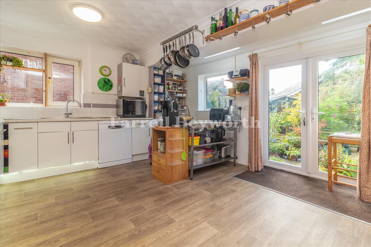 Kitchen Diner image 3