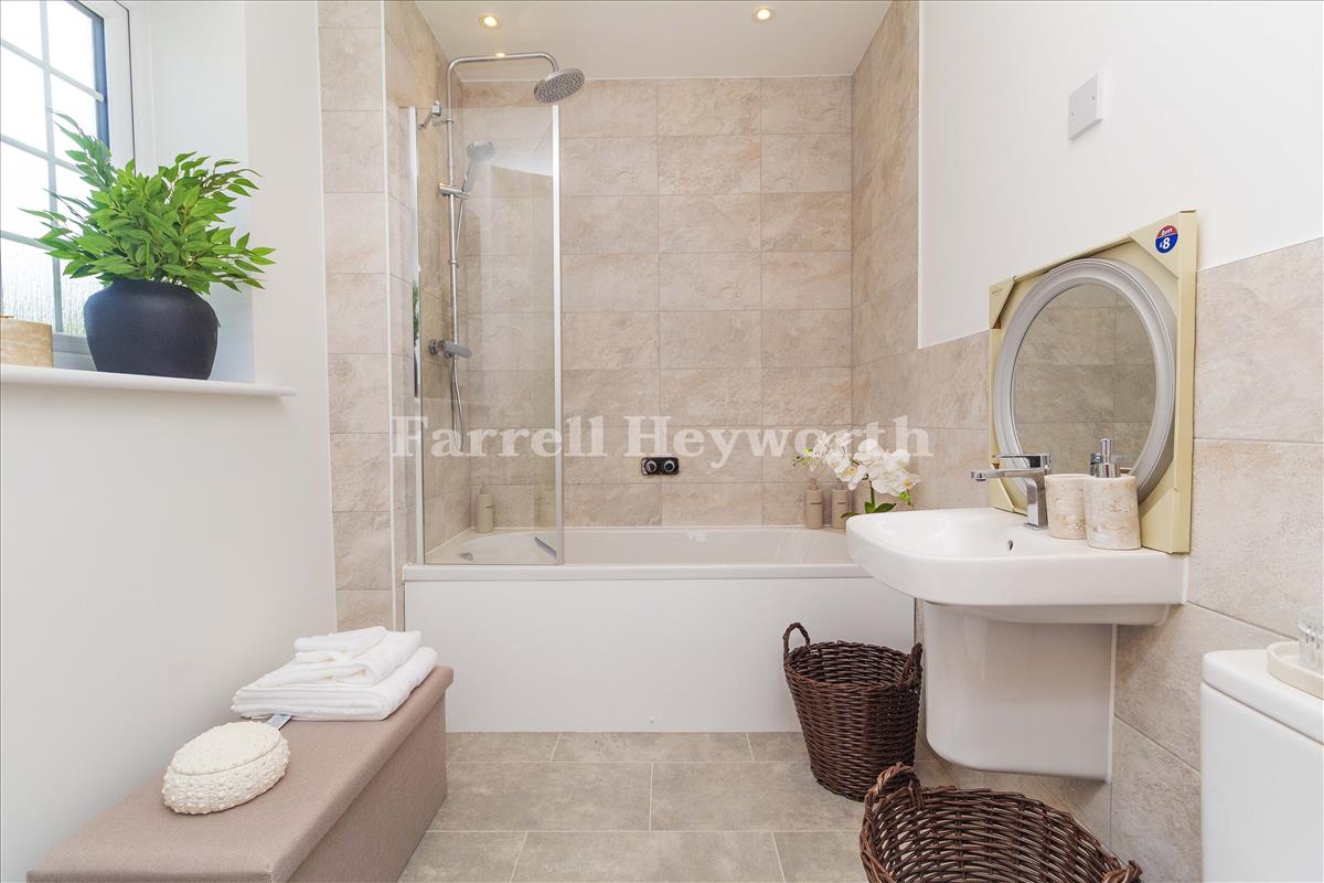 Bedroom 1 En suite