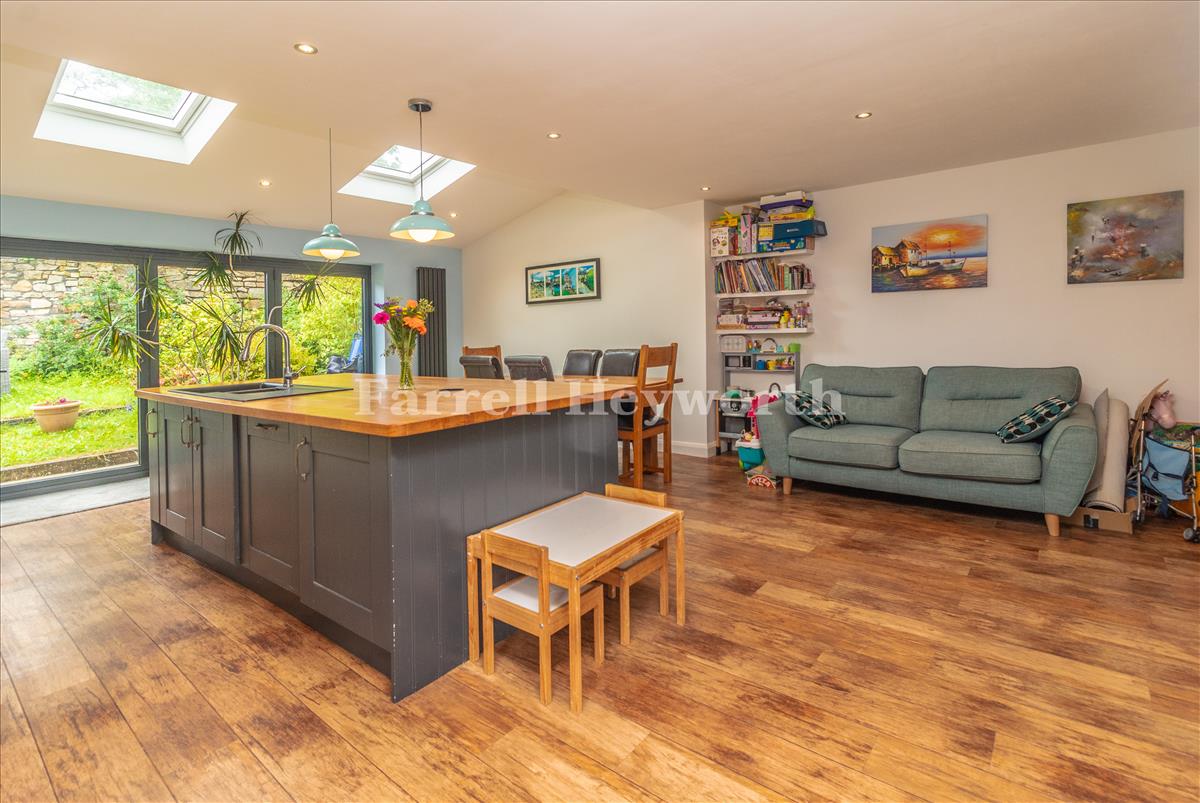 Kitchen Diner image 6