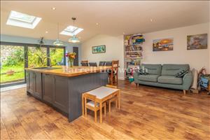 Kitchen Diner image 6