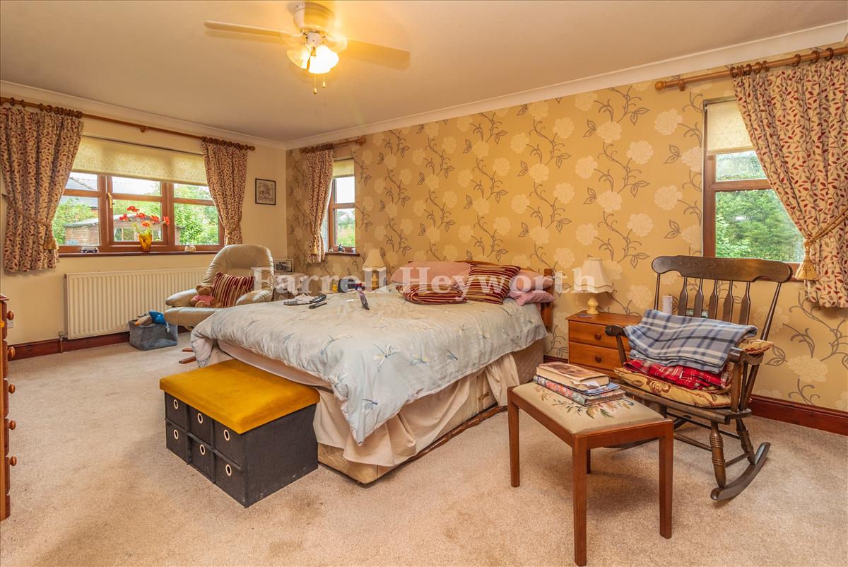 Bedroom 1 image 2