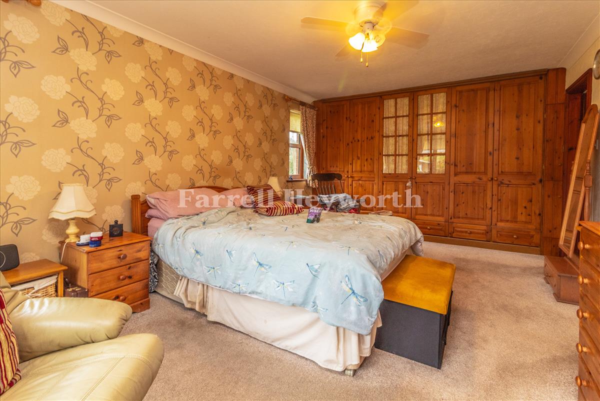 Bedroom 1 image 3