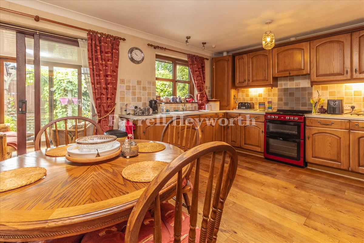 Kitchen Diner image 3