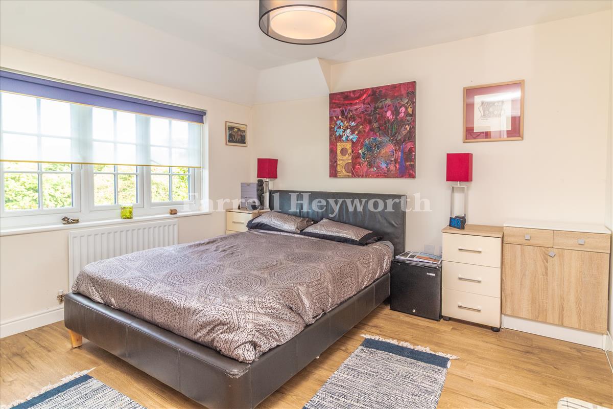 Bedroom 1 image 3