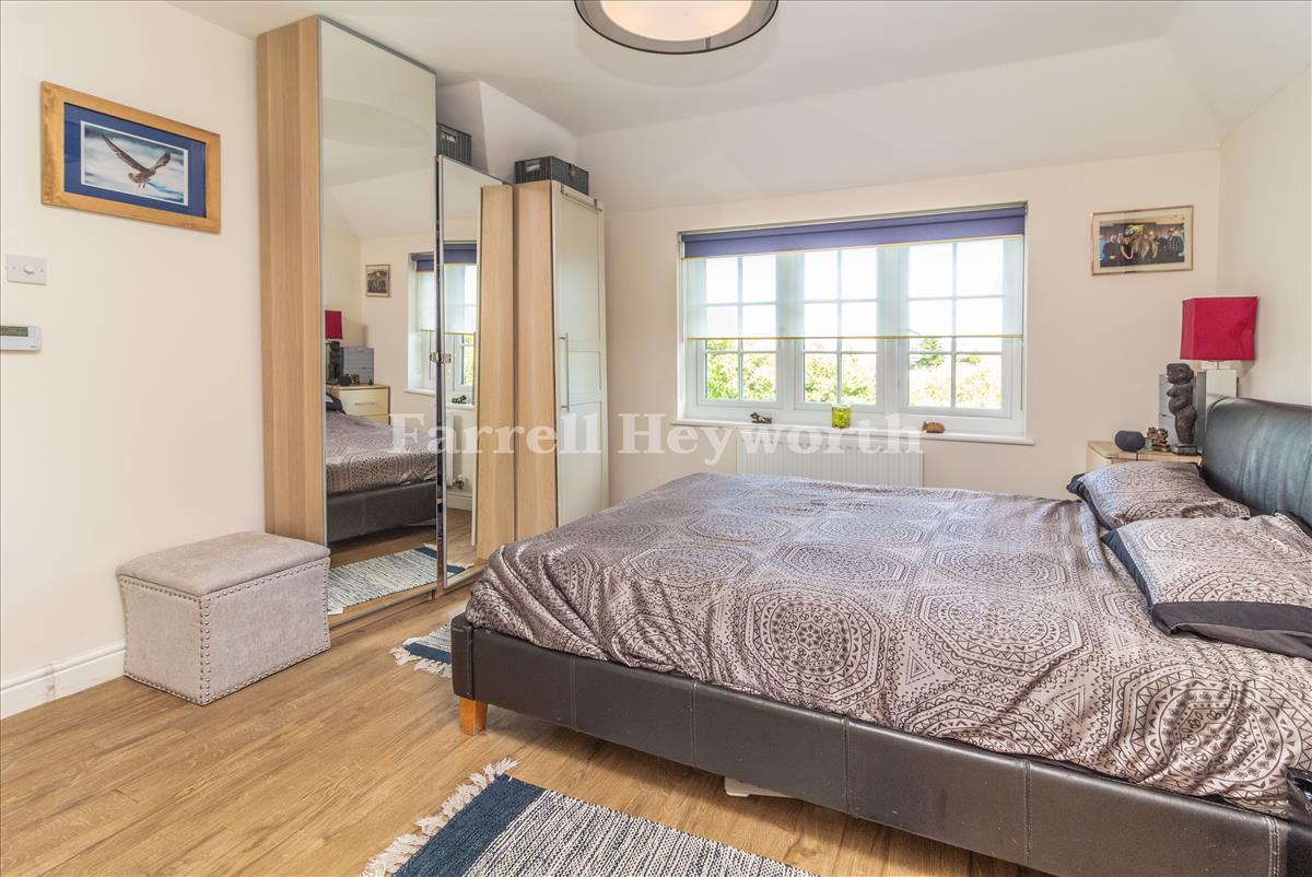 Bedroom 1 image 4