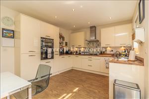 Kitchen Diner image 3