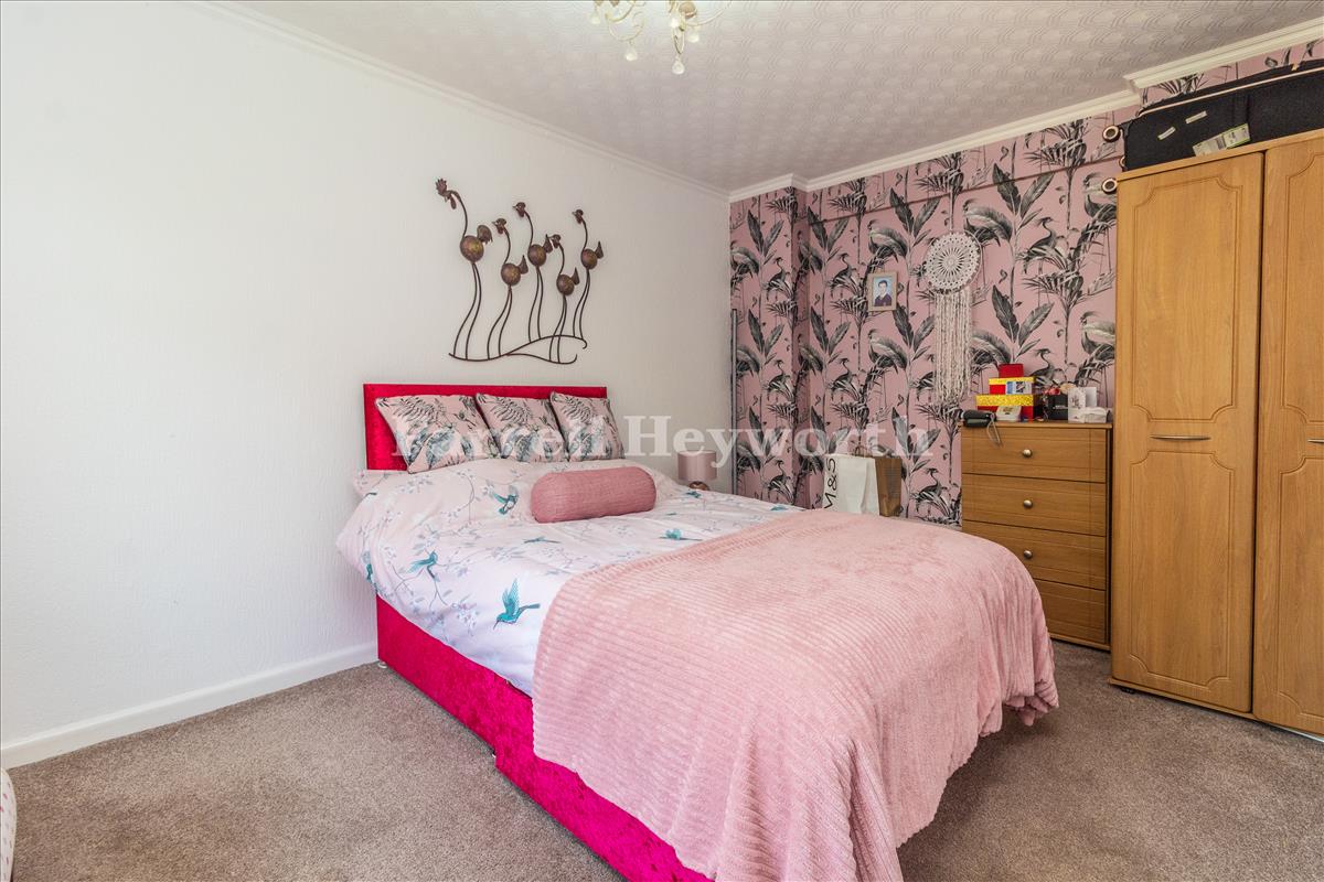 Bedroom 1 image 2