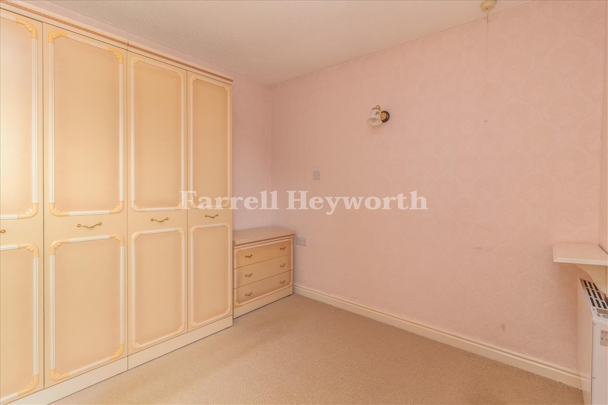 Bedroom 1 image 3