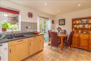 Kitchen Diner image 3
