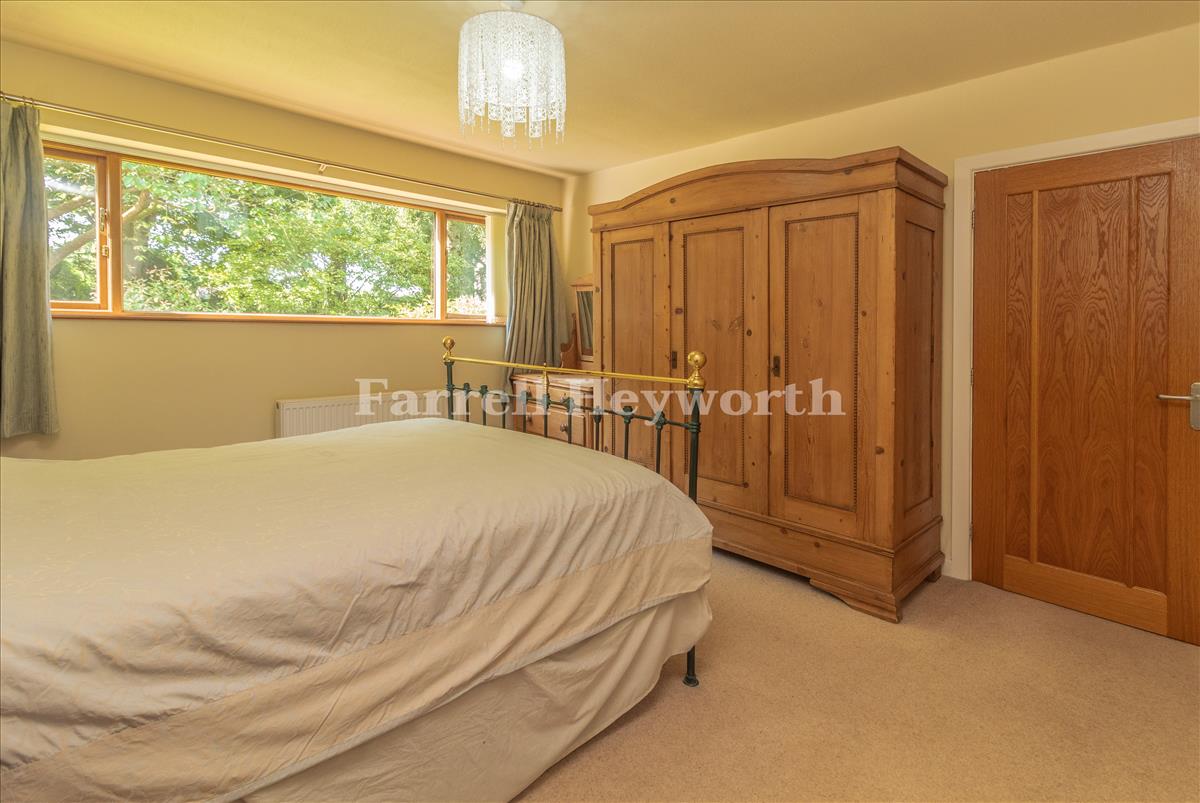 Bedroom 1 image 3