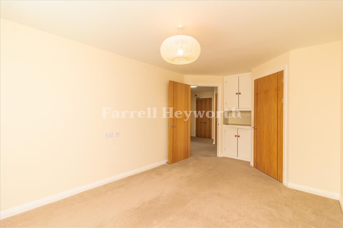 Bedroom 1 image 2