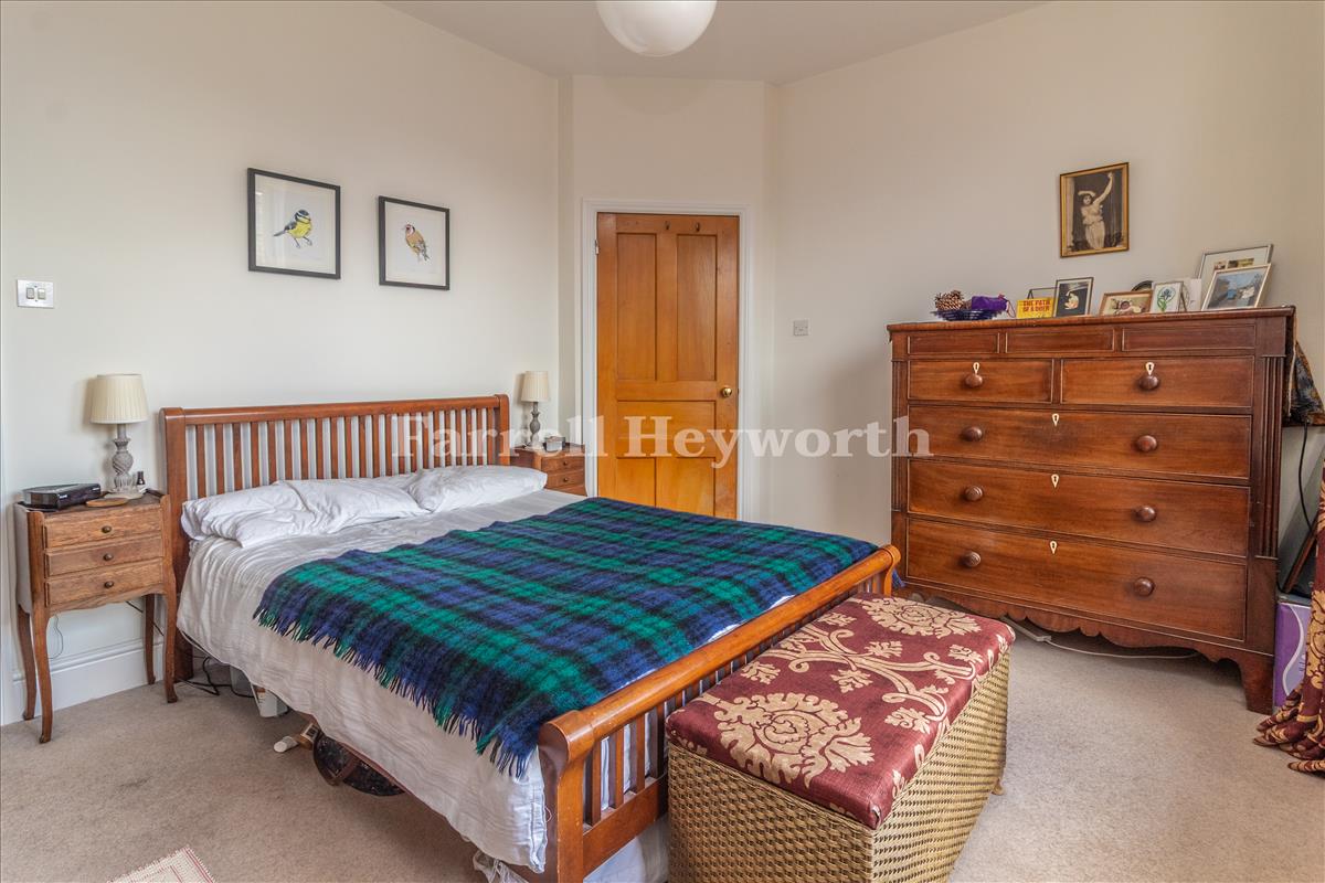 Bedroom 1 image 2