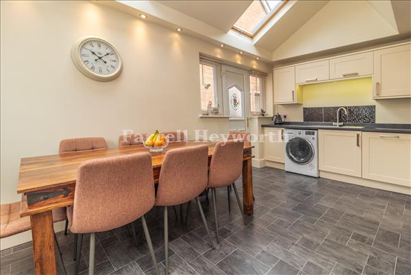 Kitchen Diner image 4