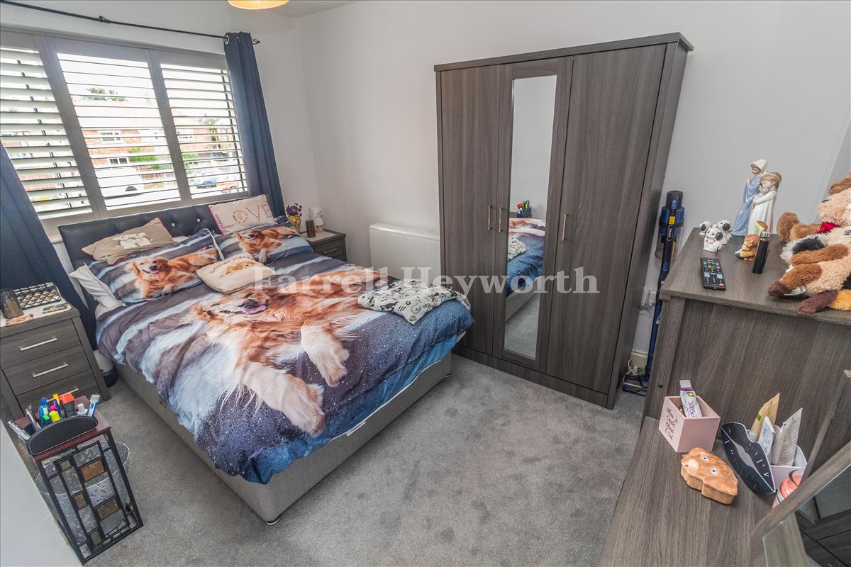 Bedroom 1 image 2