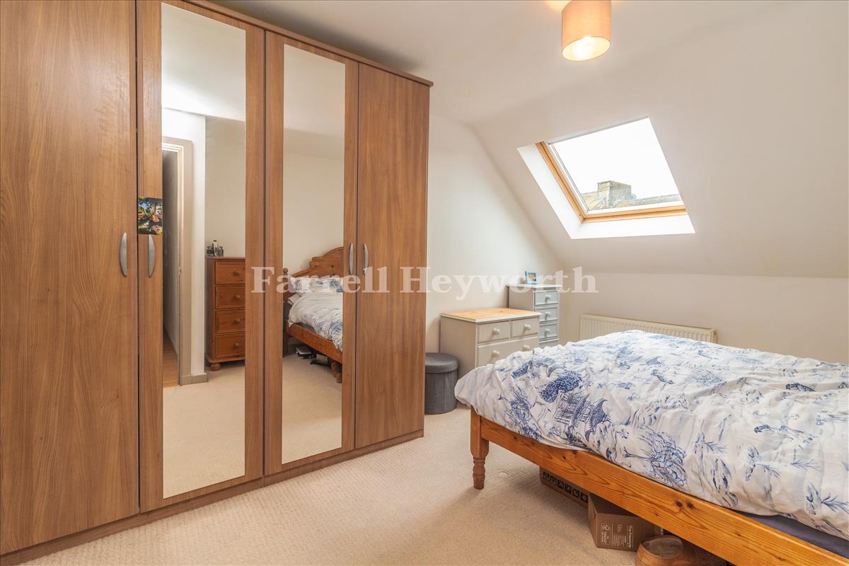 Bedroom 1 image 2