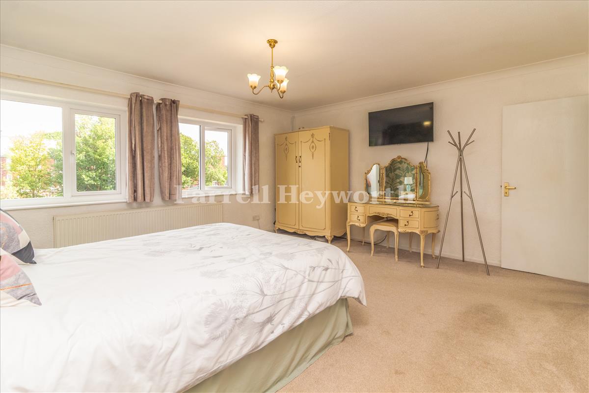 Bedroom 1 image 3