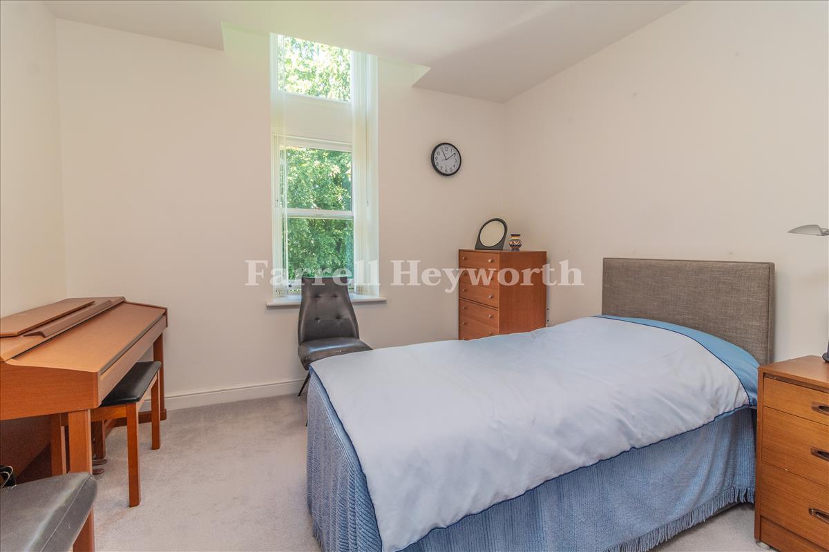 Bedroom 1 image 2