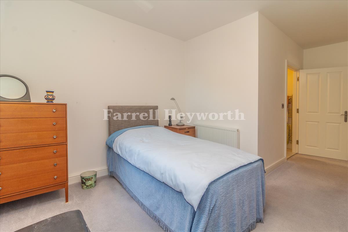 Bedroom 1 image 3