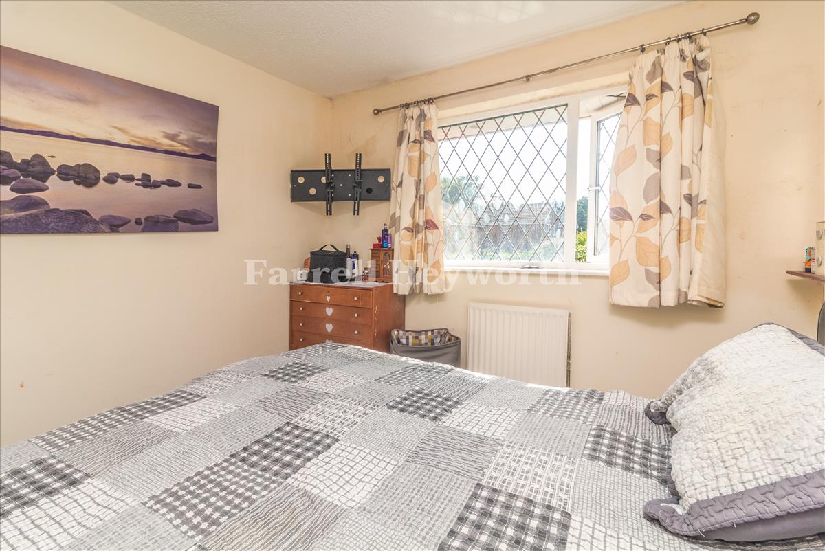 Bedroom 1 image 3