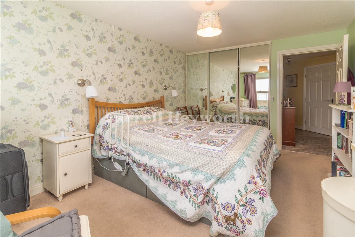 Bedroom 1 image 3