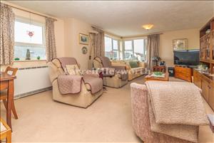 Lounge image 3