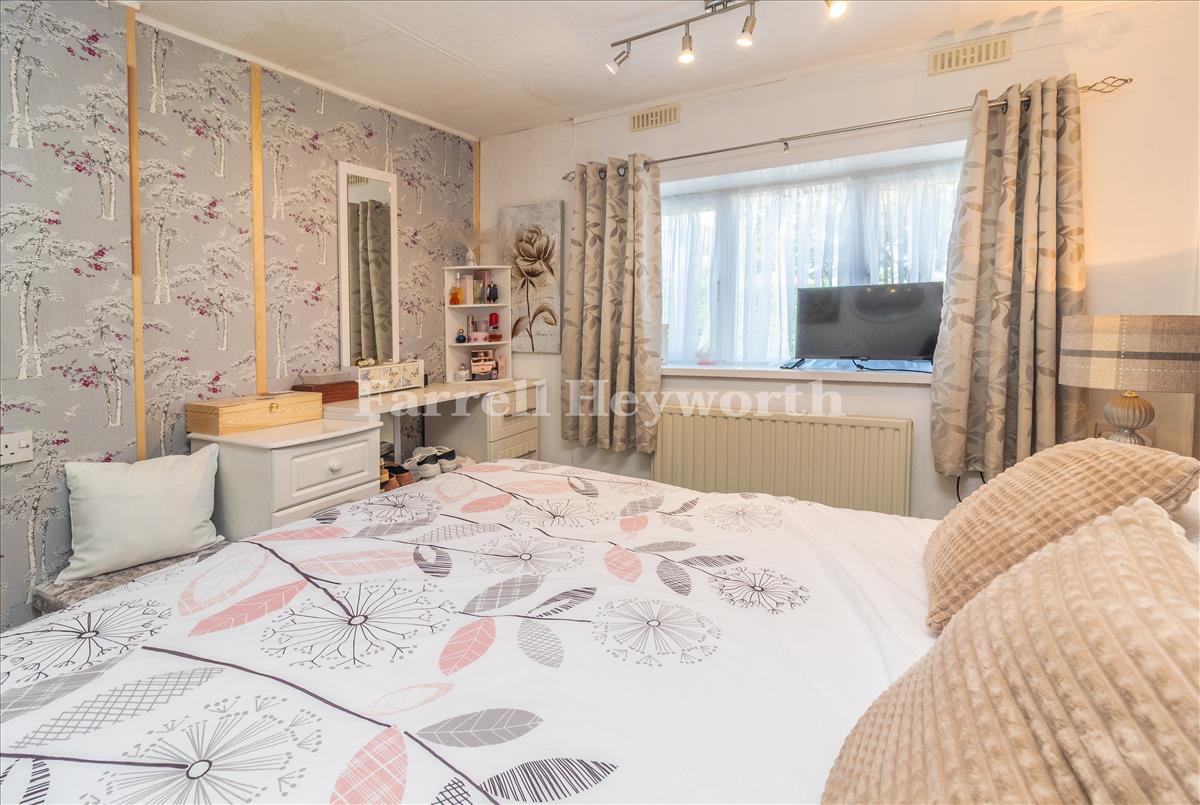 Bedroom 1 image 2
